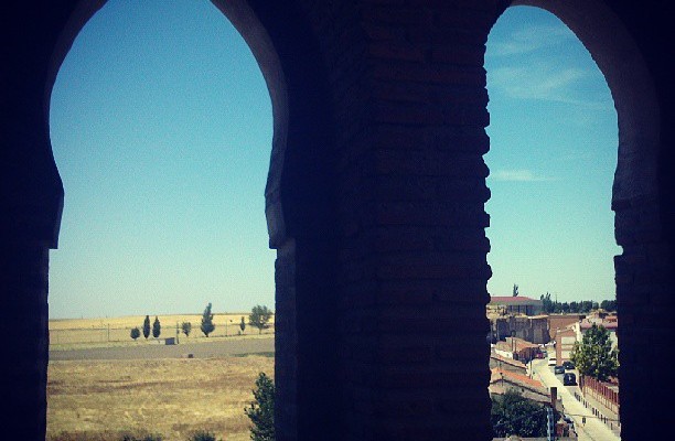 Mirando a través del tiempo #castilla #paisajes #miradas #ventana #campos – Instagram