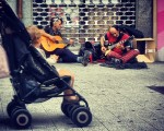 Oraindik ere punkiak ezkerraldean ta umeek haien musika gogoko #punknotdead #Barakaldo #punk #musika #music #callejero #calle #niño #guitarras – Instagram