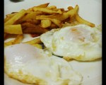 Baserriko arrautzak afaltzeko. Mila esker Juanita! #huevos #fritos #patatas #caserio #cena #manjar #comida #plato # baserria #oiloak #gallinas #menu #gastronomia – Instagram