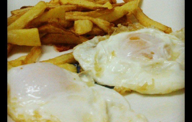Baserriko arrautzak afaltzeko. Mila esker Juanita! #huevos #fritos #patatas #caserio #cena #manjar #comida #plato # baserria #oiloak #gallinas #menu #gastronomia – Instagram