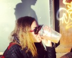 #PeterPan en #itzala k #garagardoa nahi #beer #girl #sun – Instagram