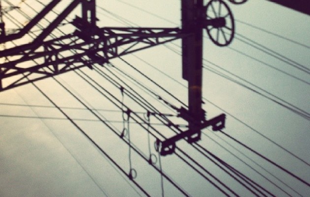 Zeruko amaraunean galduta #zerua #cielo #trenbidea #cables #tren #vías – Instagram