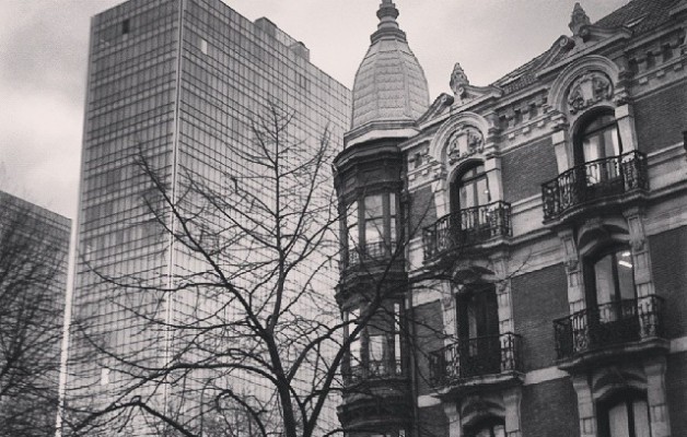 Bilbo berri eta zaharraren kontrasteak #IsozakiAtea #Dorreak #Torres #Towers #PuertaIsozaki #IñakiAurrekoetxea #Bilbao #Bilbo #Bizkaia #arkitektura #arquitectura #architecture #moderno #antiguo #contrastes #blacknwhite #zuribeltza #blancoynegro #leihoak #ventanas #balcones – Instagram