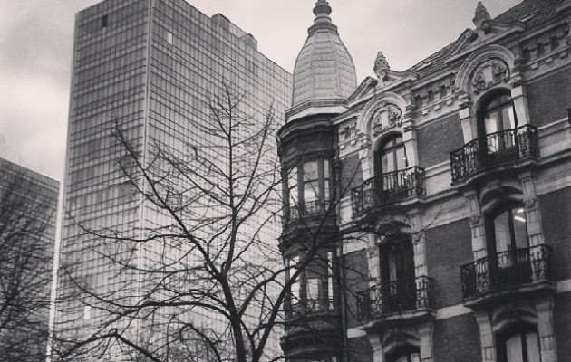 Bilbo berri eta zaharraren kontrasteak #IsozakiAtea #Dorreak #Torres #Towers #PuertaIsozaki #IñakiAurrekoetxea #Bilbao #Bilbo #Bizkaia #arkitektura #arquitectura #architecture #moderno #antiguo #contrastes #blacknwhite #zuribeltza #blancoynegro #leihoak #ventanas #balcones – Instagram
