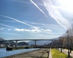 Zeruan idatzitako bideari jarraituz aurkituko zaitut #Errontegikozubia #PuenteRontegi #Barakaldo #itsasadarra #Erandio #Lutxana #Dársena #ría #zerua #hodeiak #cielo #nubes #caminos #marcas #gasolino #bote #bidea #ura #agua – Instagram