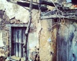 En cualquier rincon la naturaleza se abre paso #detalle # baserria #caserío #Galdames #Enkarterri #Encartaciones #Bizkaia #ventana #lehioa #puerta #atea #balcón #madera – Instagram