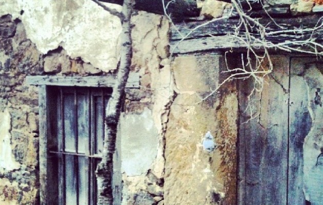 En cualquier rincon la naturaleza se abre paso #detalle # baserria #caserío #Galdames #Enkarterri #Encartaciones #Bizkaia #ventana #lehioa #puerta #atea #balcón #madera – Instagram
