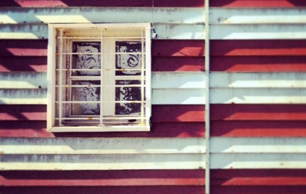 Kresalaz beteriko marrak #leihoa #zurigorri #duotono #rojiblanco #ventana #Muskiz #AbantoZierbena #LaArena #hondartza #playa #beach #window #redwhite #rayas #marrak #hamar #diez #ten #mar #itsasoa #sea #kresala #salitre – Instagram