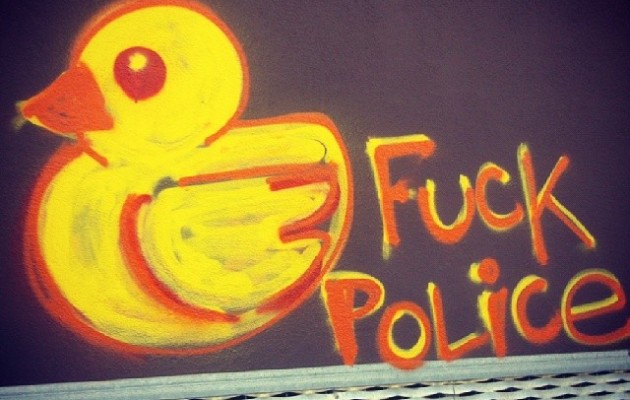 Ducks fuck the police! #graffiti #pato #ahatea #duck #fuck #police #policia #amarillo #kalekoartea #artecallejero – Instagram