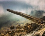 A duras penas sobre el agua #reflejos #Pobeña #ria #mar #madero – Instagram