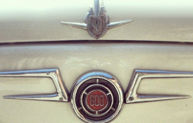 Leyenda viva #600 #seiscientos #auto #coche #car #vintage #leyenda #antigüedad #detalle #frontal #logotipo #simbolo #blanco – Instagram