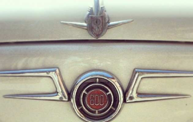 Leyenda viva #600 #seiscientos #auto #coche #car #vintage #leyenda #antigüedad #detalle #frontal #logotipo #simbolo #blanco – Instagram