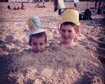 Niños que brotan en la playa #AmaneceQueNoEsPoco – Instagram