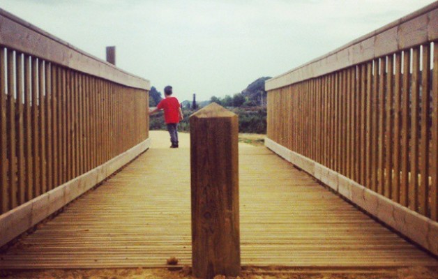 Paseoan gorria helburu #egurrekozubia #puentedemadera #zubia #puente #Zugastieta #LaArboleda #rojo #gorria #umea #niño #paseo #estructura #perspectiva – Instagram