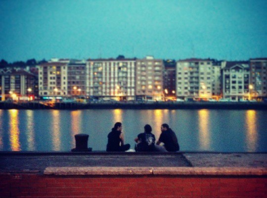 Noches de verano en otoño #veroño #otoño #noche #gaua #itsasadarra #Nerbioi #Nervión #ibaia #ria #Erandio #Barakaldo #tres #hirukote #hiru #trio #charlando #amigos #lagunak #ura #agua – Instagram