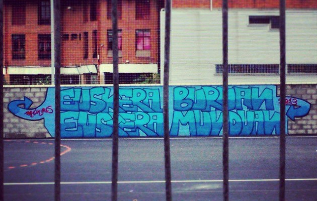 #Euskara buruan, euskara munduan! #EuskaraBarakaldon #euskera #burua #munduan #graffiti #murala #mural #margoketa #pintada #hizkuntza #Minas #instituto #institutua #Beurko #Barakaldo #hesia #valla #muro #pared #pareta – Instagram