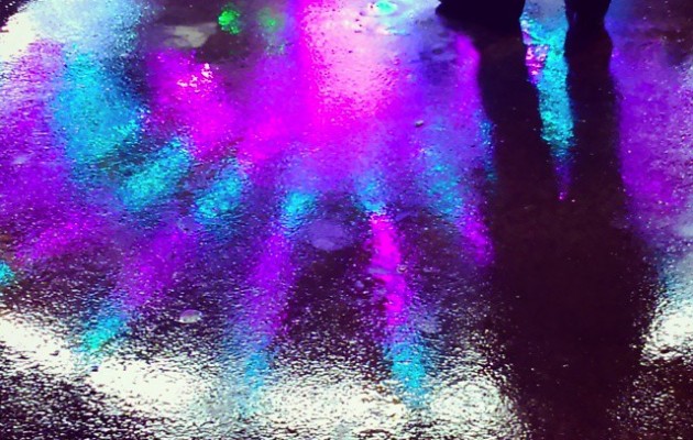 Colores en la noche #reflejos #brillos #luces #lucesdecolores #argiak #koloreak #erreflexuak #gauekoargiak #disdirak #ura #agua #charcos #putzuak #sombra #itzala #gaua #noche #barracas #tiovivo #diversión #barrakak #sanbizentekojaiak #Barakaldo – Instagram
