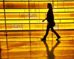 Sigue el #camino de #baldosas amarillas. #sombra #figura #reflejos #amarillo #itzala #disdirak #bidea #oinez #ibiltzen #horia #Magodeoz #Oz #lefties #MaxCenter #Barakaldo #caminando #andar #pasarela #modelo #mujer #emakumea #neska #chica – Instagram