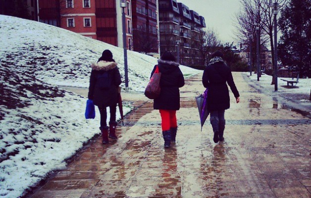 Paseo helado #trío #hirukote #oinez #paseando #elurra #negua #hotza #izotza #nieve #frío #invierno #bidea #camino #hielo #blanca #zuria #Barakaldonevado #Barakaldoelurtuta #Barakaldo #elurramaramara – Instagram