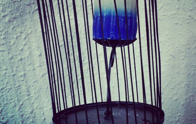 Vela que no vuelaprenderse quiera,encerrada anheladesacerse cera,libertad candelala muerte espera.#poesia #versos #vela #cera #candela #jaula #libertad #muerte #libre #volar #luz – Instagram