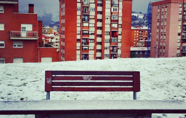 Denbora gelditu da #elurra #negua #hotza #banco #bankua #eserlekua #izotza #nieve #frío #invierno #edificios #eraikuntzak #ventanas #leihoak  #hielo #blanca #zuria #Barakaldonevado #Barakaldoelurtuta #Barakaldo #coposdenieve #elurmalutak #elurramaramara – Instagram