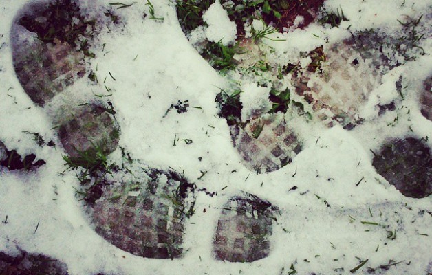 #Huellas negras sobre fondo #blanco #urratsak #elurra #negua #hotza #izotza #nieve #frío #invierno #hielo #zuria #Barakaldonevado #Barakaldoelurtuta #Barakaldo #elurramaramara – Instagram
