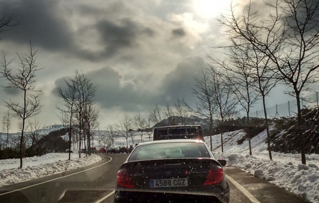 Días de #sol y #nieve  #Zugastieta #LaArboleda #elurramaramara #elurra #negua #invierno #cielo #zerua #nubes #hodeiak #auto  #coche #cristal #árboles #eguzkia – Instagram