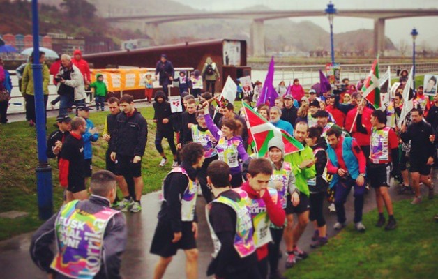 Lehenengo posta Barakaldon #Argitan en eskutik @euskalakari #Korrika #Korrika19 #lekukoa #euskahaldun #Barakaldo #KorrikaBarakaldon #Erandio #itsasadarra #trainerak – Instagram