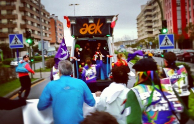 Oztopo guztien gainetik #aek eta #euskara rentzat semaforoak berde #Argitan #lekukoa @euskalakari #Korrika #Korrika19 #euskahaldun #Barakaldo #KorrikaBarakaldon – Instagram