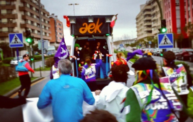 Oztopo guztien gainetik #aek eta #euskara rentzat semaforoak berde #Argitan #lekukoa @euskalakari #Korrika #Korrika19 #euskahaldun #Barakaldo #KorrikaBarakaldon – Instagram
