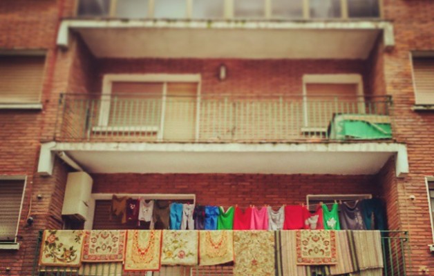 Eguneerokotasuna kaleratzen #balkoia #balcones #alfombras #arropa #eskegita #colada #ventanas #leihoak #ropa – Instagram