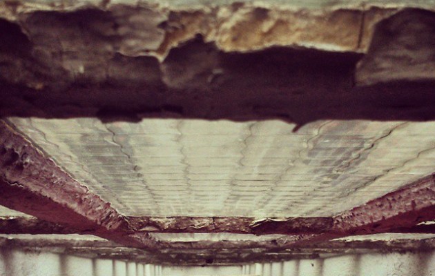 Argi izpien modura leihoaren zirrikituetatik zehar noa, erortzen, astiro… #leihoak #ventana #kristala #beira #cristal #oinak #pies #caidalibre #askatasuna #erori – Instagram