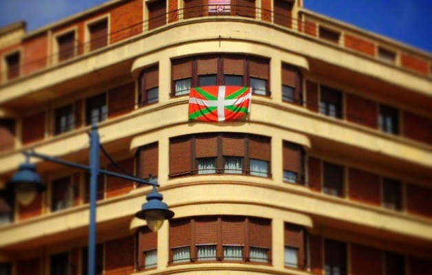 Bada ere, #Barakaldo n #AberriEguna ospatzen duenak! #EuskalHerria ren eguna! #ikurriña #eraikuntza #edificios #arkitektura #arquitectura #ventanas #leihoak – Instagram