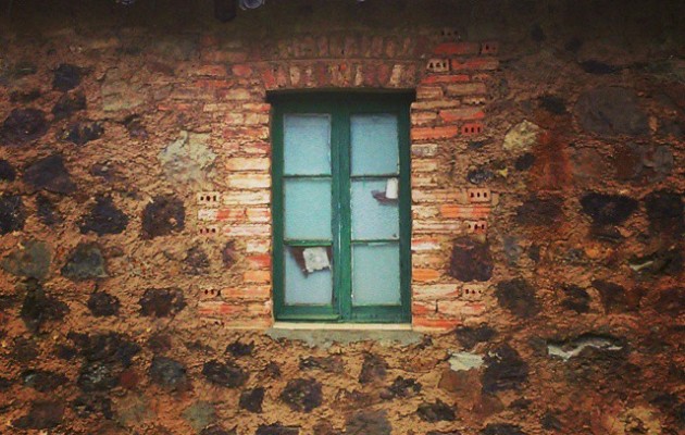 Ventana cerradaperdí tu mirada.Pérdida miradaventana cegada.Mirada cerradaperdí tu ventana.Pérdida ventanamirada cegada.#ventana #Sopuerta #ElCastaño #mirada #tejado #casa #piedra #hierba – Instagram