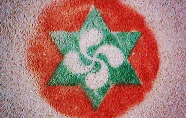 #iconos de un pasado cercano, presente olvidado y futuro incierto #EAEANV #símbolo #verde #rojo #sobreimpresion #plantilla #spray #graffiti #lauburu #estrella6puntas #pared – Instagram