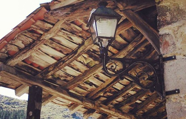 #Balzola ra bidean #Dima #Bizkaia #detalle #tejado #teilatua #egurra #farol #argia #igersbizkaia #igerseuskadi – Instagram
