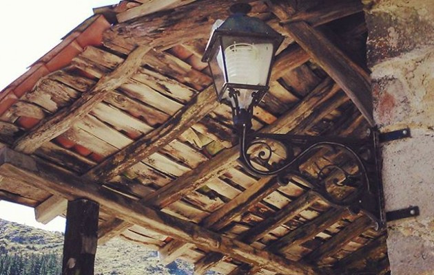 #Balzola ra bidean #Dima #Bizkaia #detalle #tejado #teilatua #egurra #farol #argia #igersbizkaia #igerseuskadi – Instagram