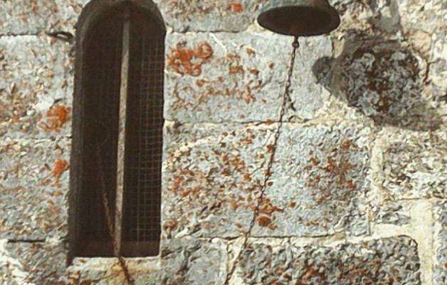 #Campana #SanMigueldeAralar #monasterio #monastegia #mendia #Aralar #kanpaoa #lehioa #ventana #harria #igerseuskalherria #igersnafarroa #sombra #itzala – Instagram