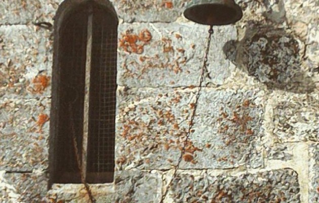 #Campana #SanMigueldeAralar #monasterio #monastegia #mendia #Aralar #kanpaoa #lehioa #ventana #harria #igerseuskalherria #igersnafarroa #sombra #itzala – Instagram
