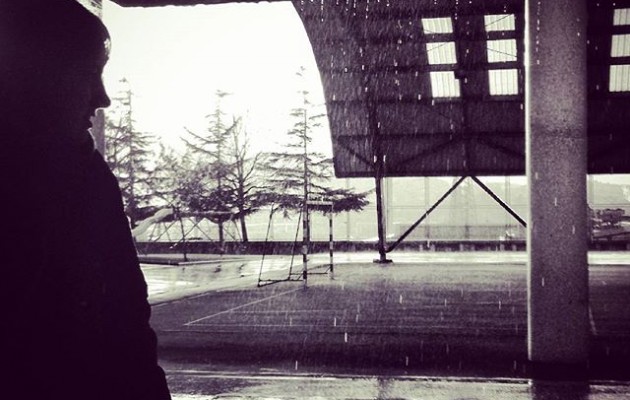#Tardes de #fría #espera y #radiante #lluvia.#Itxoiten #euria #ttanttak #gotas #sombra #itzala #contraluz #igerseuskalherria #igersbizkaia #igerseuskadi #blancoynegro #zuribeltz – Instagram
