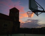 #Atardecer #fútbol #enfamilia#cielo #nubes #canasta #porteria #iglesia #naranja – Instagram