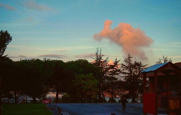 Y buscarte mirando al #cielo entre #amaneceres#egunargitzea #amanecer #zerua #hodeiak #nubes #columpios #umeak #ilargia #luna #Barakaldo@igerseuskadi – Instagram