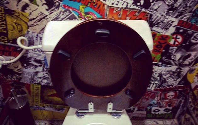 No hay nada como ir al #WC y estar rodeado de #música, jejeje!#15000hops #rinconesdeBarakaldo #taberna #Barakaldo #baño #musika #komunak #konketa@igerseuskadi @instagram – Instagram