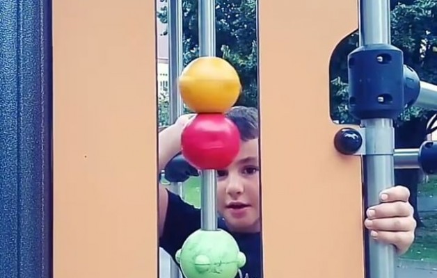 Zure begiek eta irribarreak kolorez janzten dute gure bizitza!#inocencia #infancia #koloreak #haurjokoak #haurtzaroa #inozentzia – Instagram