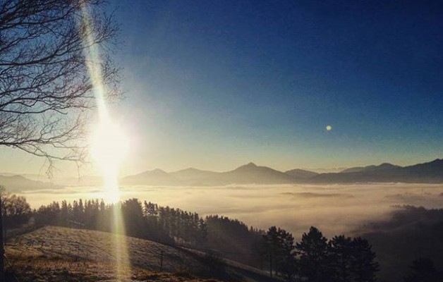#Trabakua tik behera #Ondarru ra bidean #Berriz #Mallabia #Berriatua #Markina #eguzkiizpiak #behelainoa #niebla #rayosdesol @igerseuskadi @basurdeeditions – Instagram