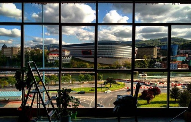 #Estudio con #vistas #AlphaxStudio #SanMamesBarria #Bilbo #Bilbao #Zorrotzaurre #Olabeaga #Deustu #ventanal #cuadrícula @igerseuskadi @igersbilbao @instagram – Instagram