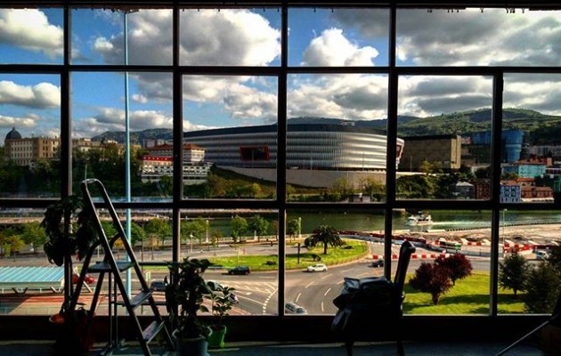#Estudio con #vistas #AlphaxStudio #SanMamesBarria #Bilbo #Bilbao #Zorrotzaurre #Olabeaga #Deustu #ventanal #cuadrícula @igerseuskadi @igersbilbao @instagram – Instagram