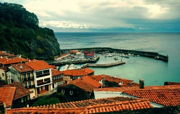 #Llastres #ElElantxobeAsturiano #Asturies #paisajes @instagram#puerto #mar #tejados – Instagram