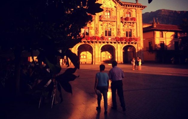 #Oñati #plaza #udaletxea #atardecer  @igerseuskadi #ayuntamiento #contrastes #lucesysombras – Instagram