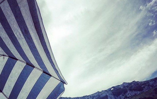 #veranoazul #Sonabia #ojosdeldiablo #peñacandina #oriñon #playa #sombrilla #monte #rayas #cielo #diasdesolynubes #azul @instagrames @igers @igerscantabria – Instagram